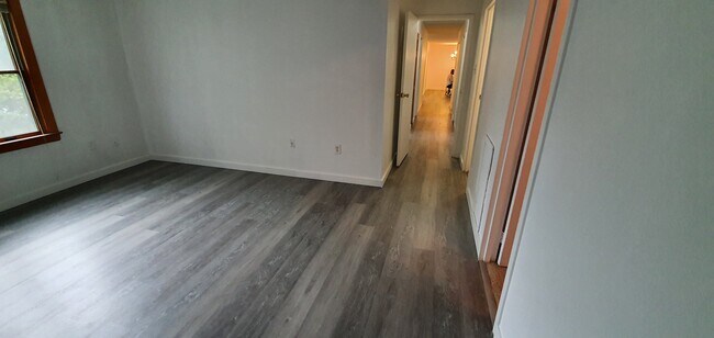Building Photo - 977M Village Round