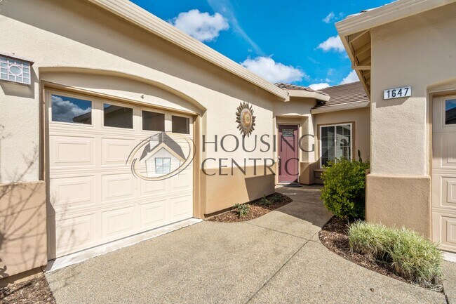 Building Photo - Executive Single Story Rental in Gated Serrano Community!