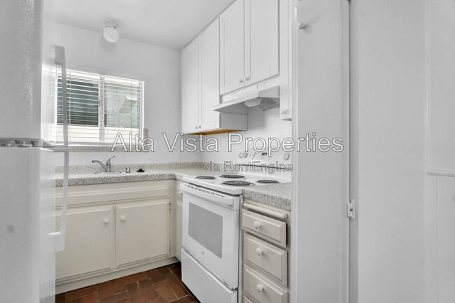 Building Photo - 325 Rosemont St