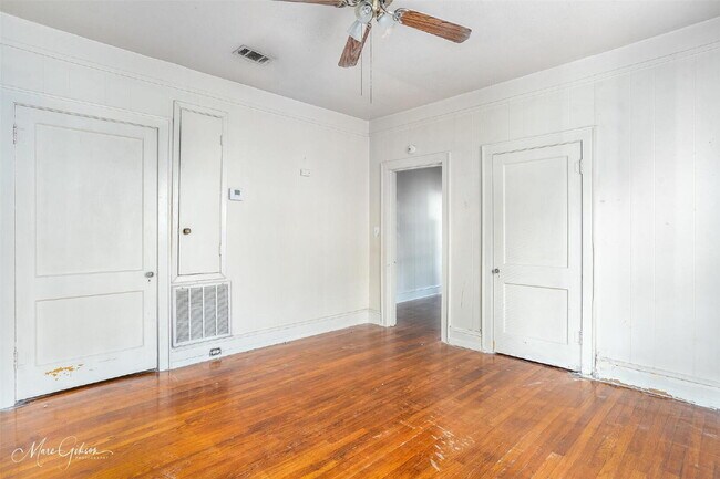 Building Photo - "Charming 1-Bed Retreat with Cozy Fireplac...