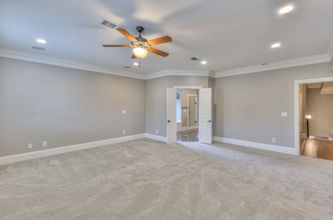 Building Photo - Stunning Executive Townhome in the Heart o...