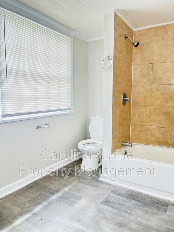 Building Photo - 721 S Church St