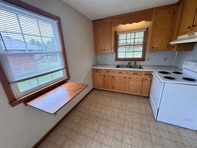 Building Photo - 2 Bed Duplex with Rocking Chair Front Porc...