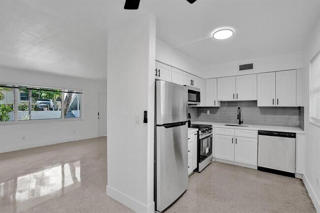 Building Photo - 1821 Middle River Dr
