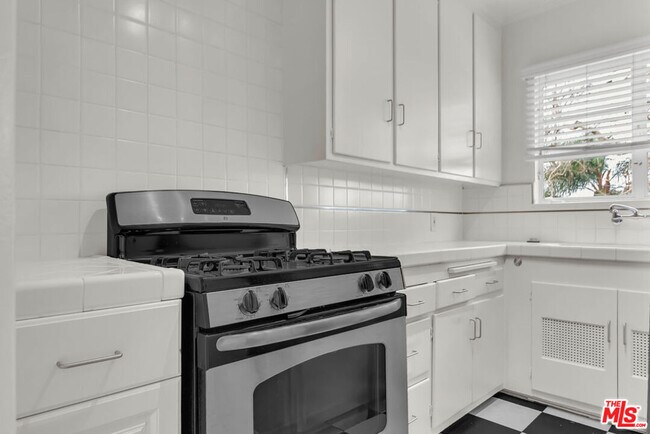 Building Photo - 154 N Sycamore Ave