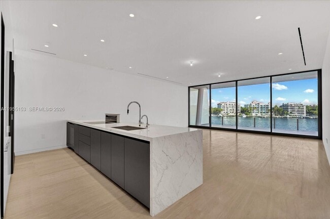 Building Photo - 5 Grove Isle Dr