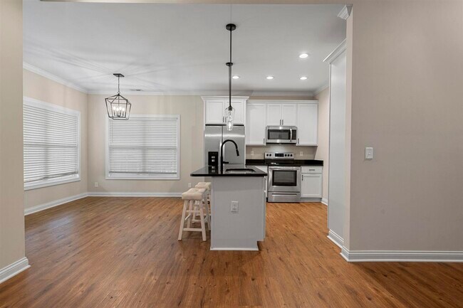 Building Photo - 821 Poplar Log Dr