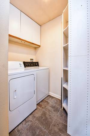 Building Photo - Redmond Condo with 2 Parking Spaces Included