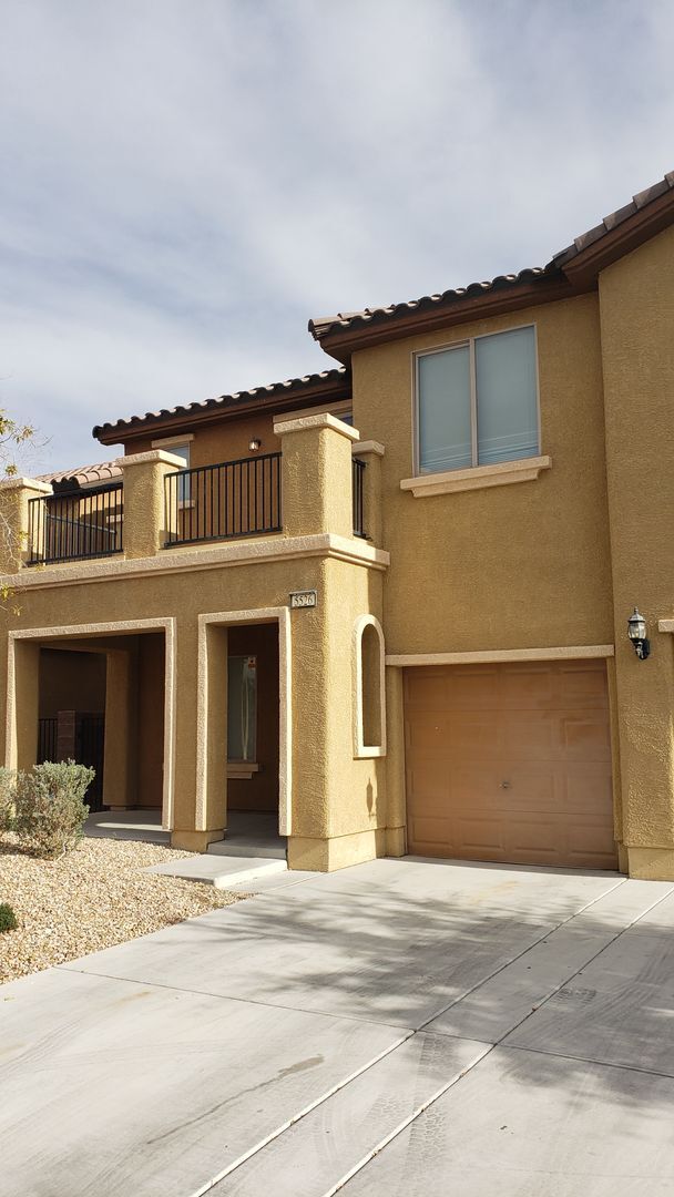 Building Photo - Spacious floorplan