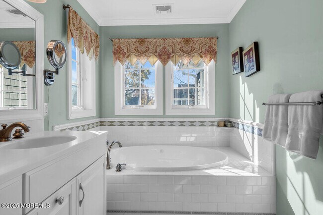 Building Photo - 412 Chicago Blvd