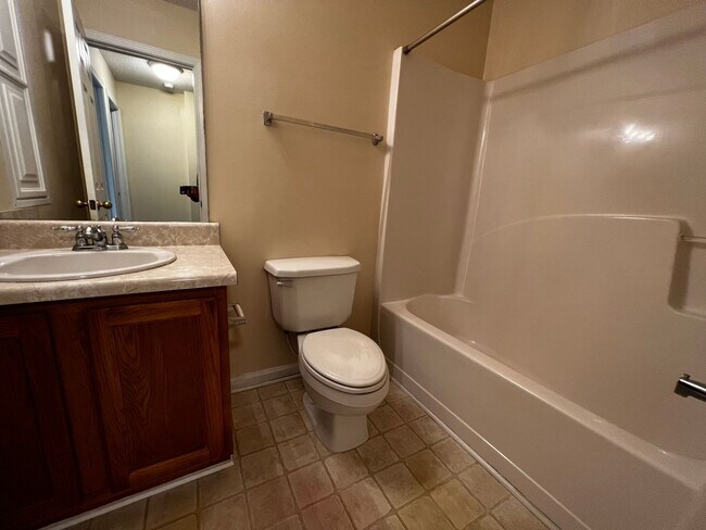 Building Photo - Spacious 3 Bedroom In Crestview!