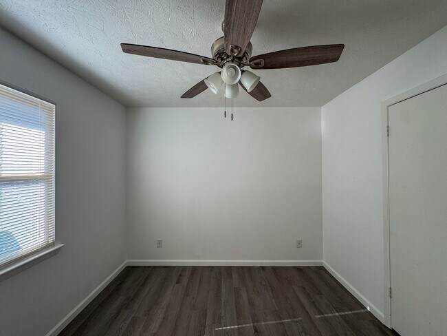 Building Photo - Charming 3 Bed 2 Bath Home with Fenced Yard