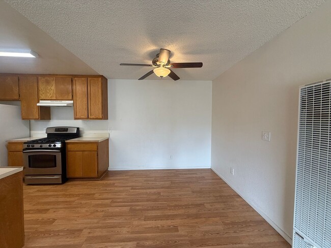 Building Photo - Quail Meadows Upstairs Condo