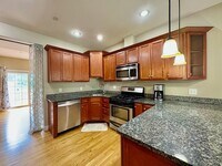 Building Photo - Charming 2-Bedroom Townhouse For Rent in L...