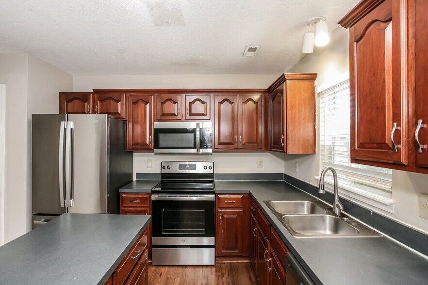 Building Photo - 5805 Tanager Ln