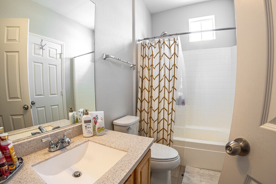 Building Photo - 5855 Valley Dr
