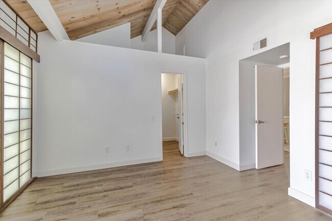 Building Photo - Charming 2 Bed 2 Bath Sunnyvale Condo with Vaulted Ceilings and Patio