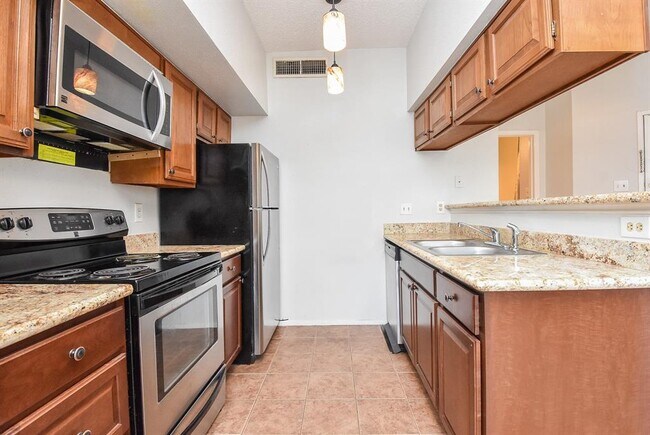 Building Photo - 10855 Meadowglen Ln