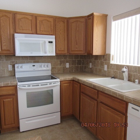 Building Photo - 3 Bedroom 2 Bath 3 Car Garage