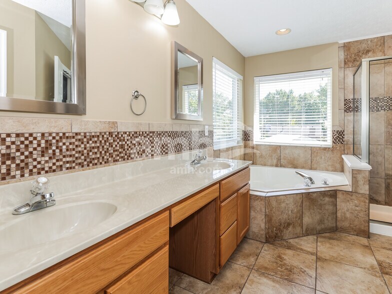 Building Photo - 5192 Summerset Dr