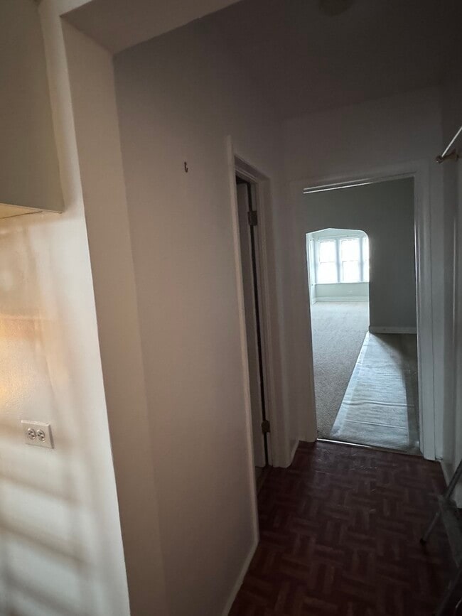 Building Photo - 2454 W Diversey Ave