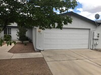 Building Photo - 2 Bedroom 1 Bath Contact Property Pros 928...