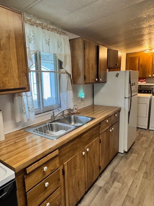 Building Photo - RARE FIND AVAILABLE NOW HOME IN ROGUE RIVER