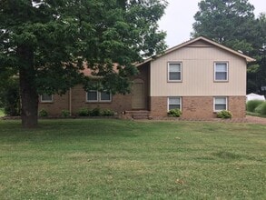 Building Photo - Spacious Home Near The Lake