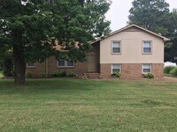 Building Photo - Spacious Home Near The Lake