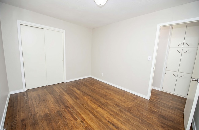 Building Photo - Privacy Fenced, 3 bed 3 bath in South Springfield (Ask about our special)