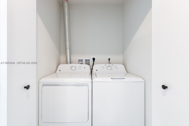 Building Photo - 2505 NE 193rd St