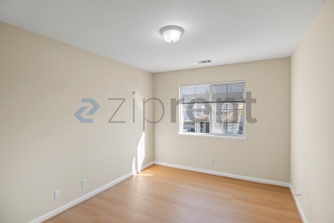 Building Photo - 709 Buriat St