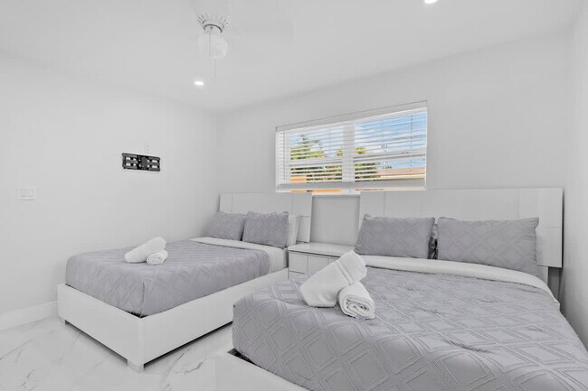 Building Photo - 871 NW 23rd Terrace