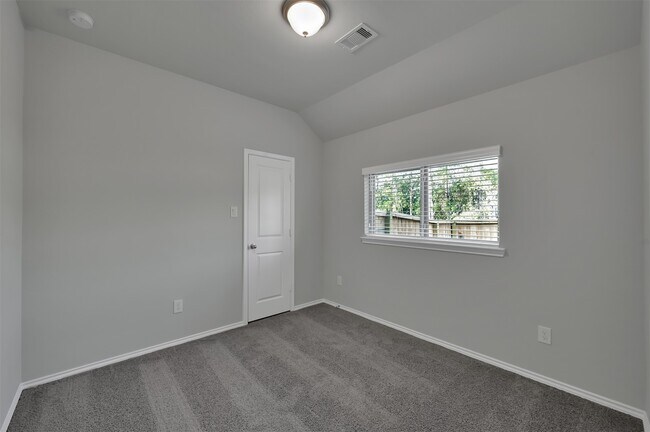 Building Photo - 307 Highland Bayou Dr