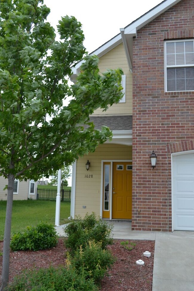 Building Photo - CLOSE TO FT. RILEY, FENCED BACKYARD!