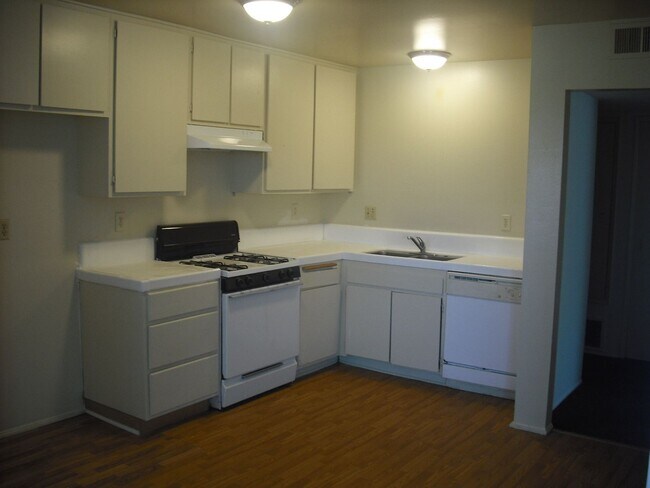 Building Photo - Spacious and private Penthouse Condominium