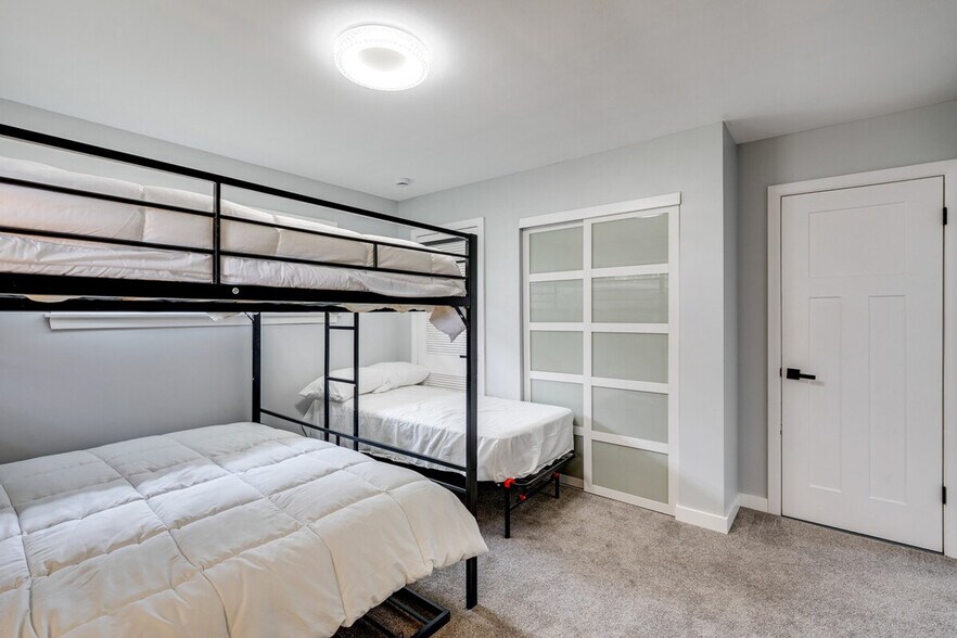 Building Photo - 811 N River Rd