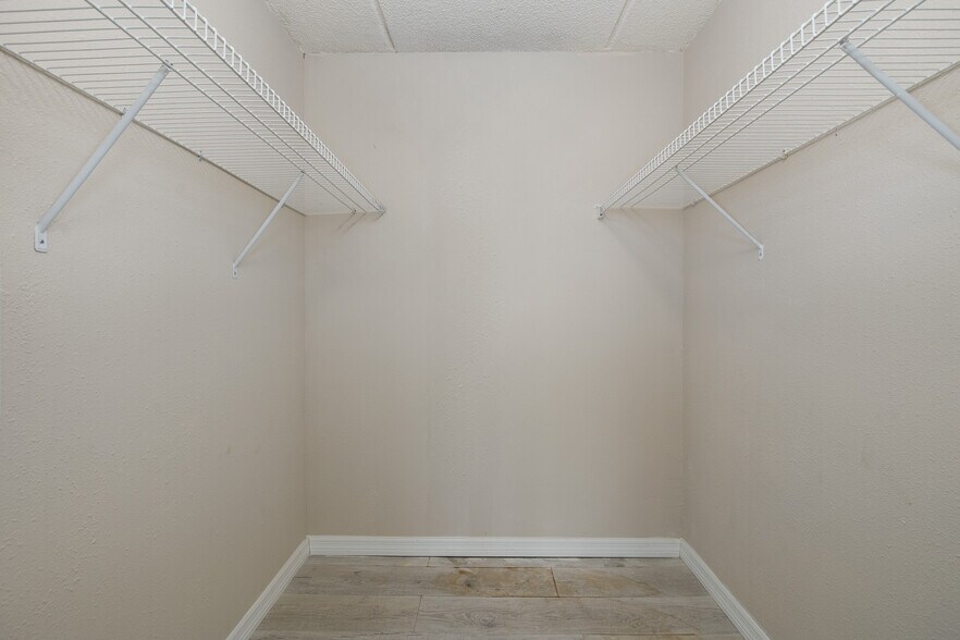 Building Photo - 464 N Paula Dr