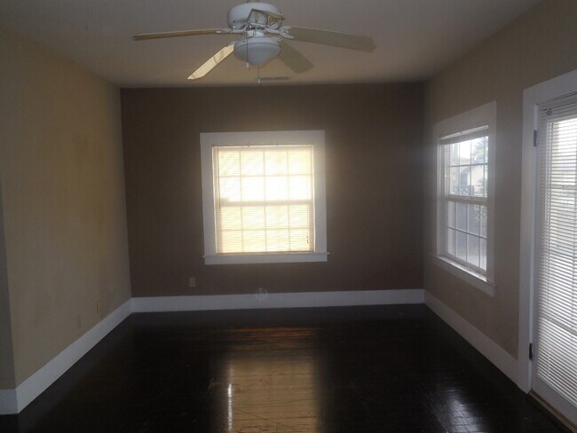 Building Photo - 3 Bedroom / 1 Bath House