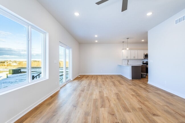 Building Photo - Stunning New Built 5 Bed Duplex!