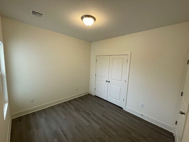Building Photo - 5203/05 Chase Cir