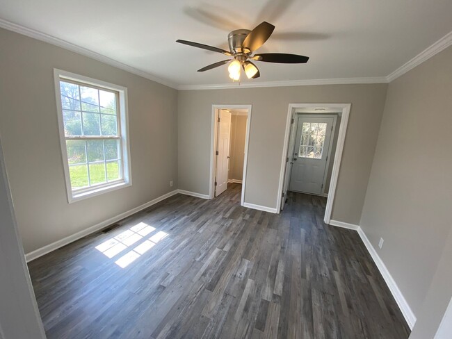 Building Photo - Lawncare and water included- 1 Bed 1.5 Bat...
