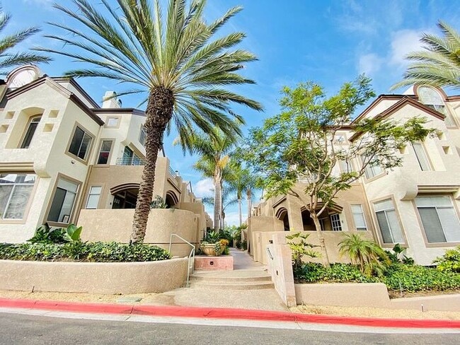 Building Photo - Desirable 2 Bedroom 2.5 Bathroom Townhome ...