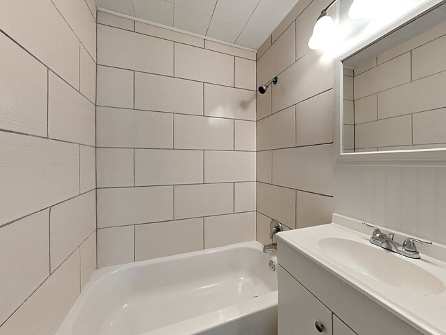 Building Photo - Renovated 3BR Home with Basement & Pet-Friendly Yard in KC