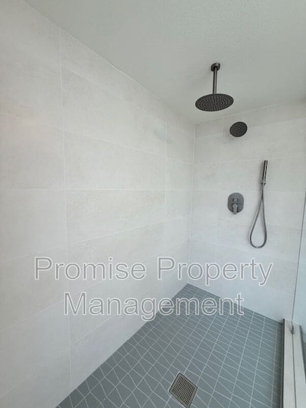 Building Photo - 1320 La Miranda Ave