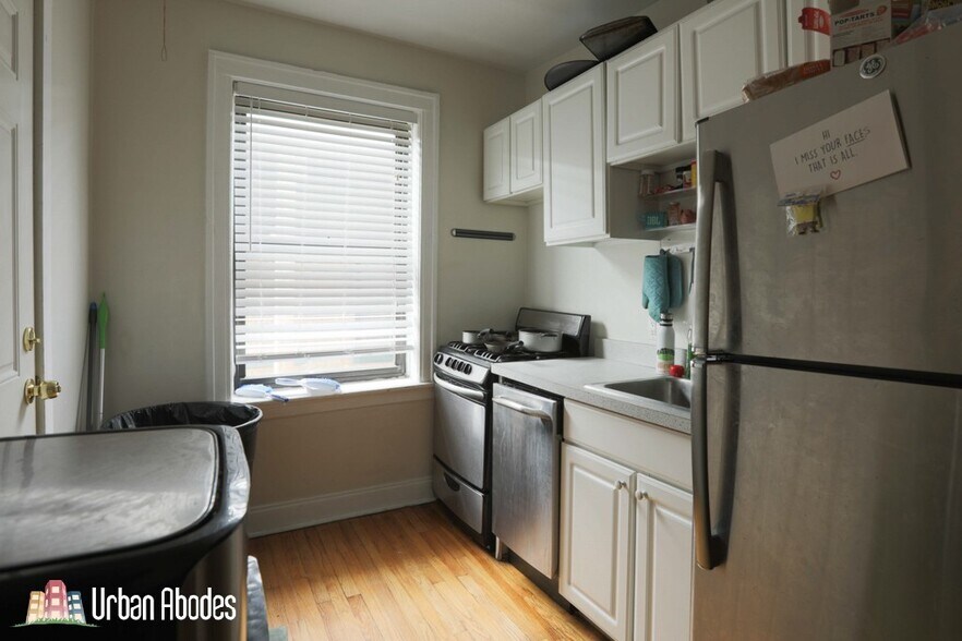 Building Photo - 816 W Cornelia Ave