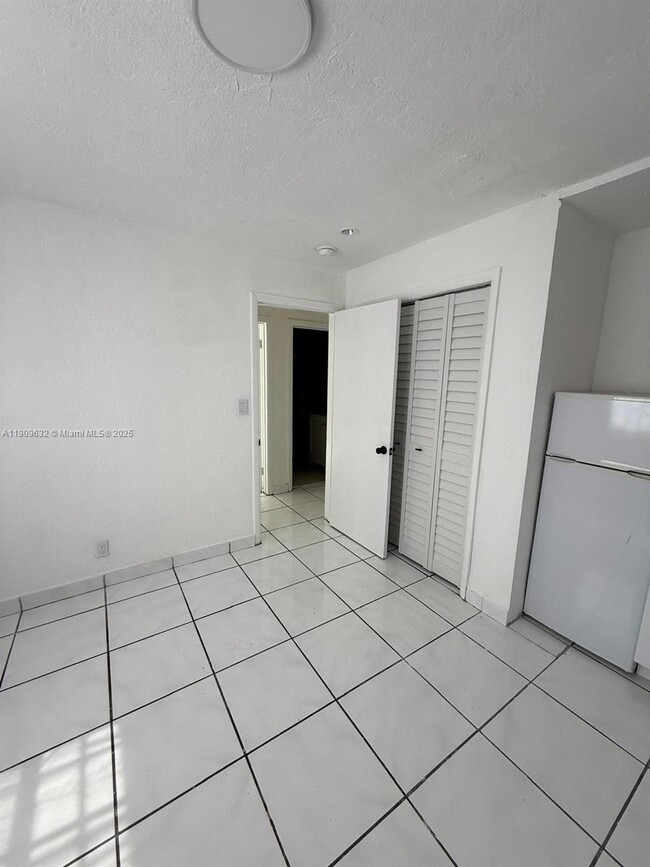 Building Photo - 6931 SW 24th Ct