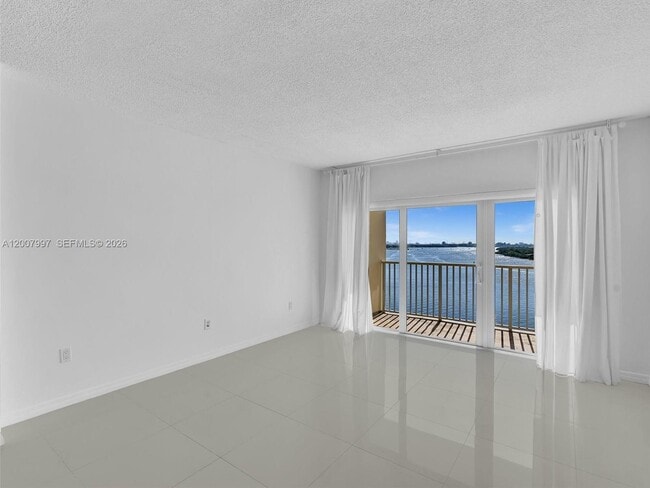 Building Photo - 300 Bayview Dr