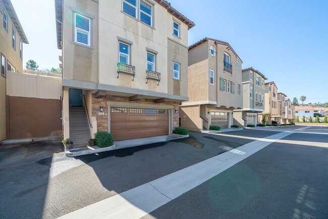 Building Photo - Gorgeous Stand Alone Town Home / Rolling Hills Golf Club is your Back Yard