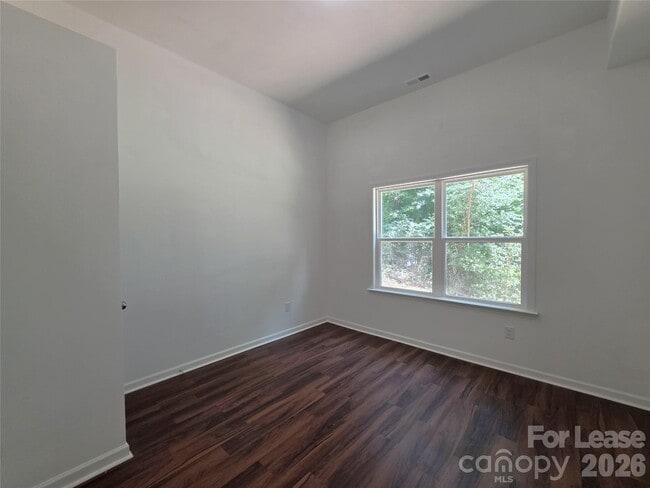 Building Photo - 595 Foxwood Dr SE